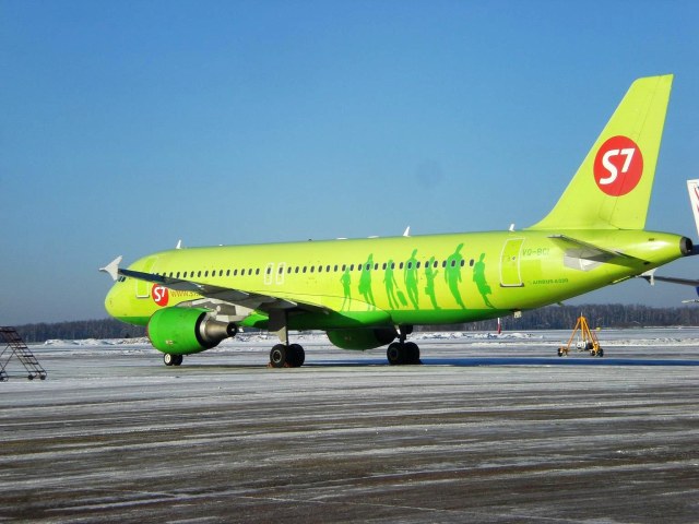 Airbus 320 VQ-BCI авиакомпании S7 на 116-й приангарной стоянке.Домодедово.Январь 2014 г. .JPG